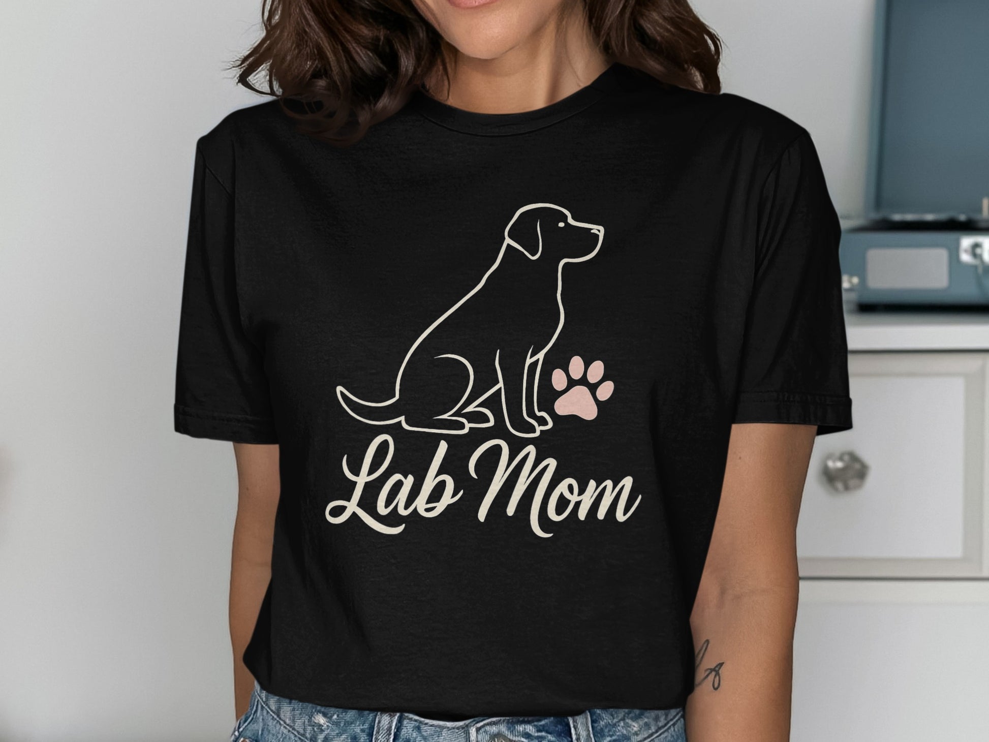 Cute Lab Mom T-Shirt for Dog Lovers and Pet Owners