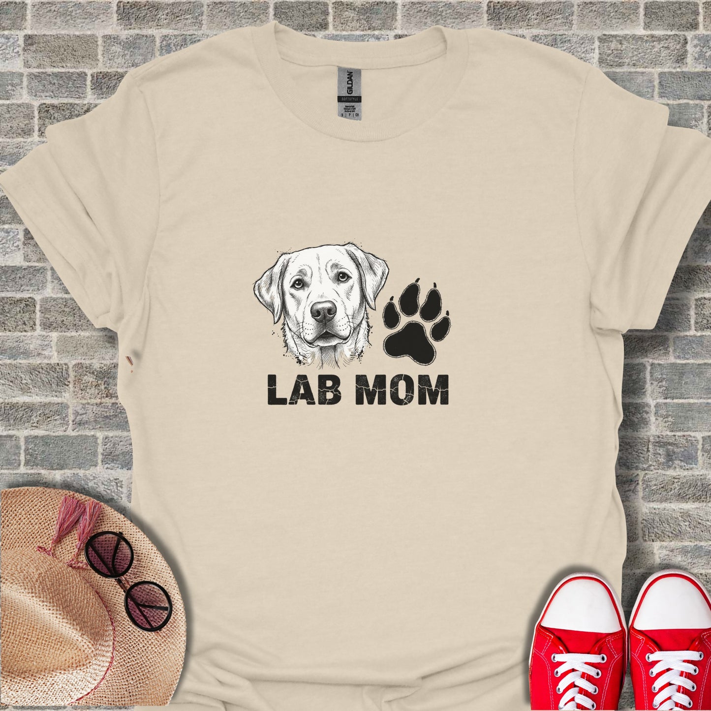 Labrador retriever face and paw print with "LAB MOM" text on a cream t-shirt.