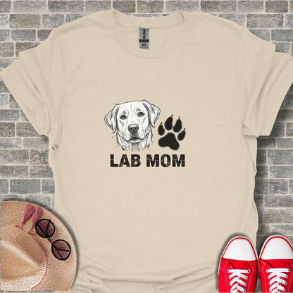 Labrador retriever face and paw print with "LAB MOM" text on a cream t-shirt.