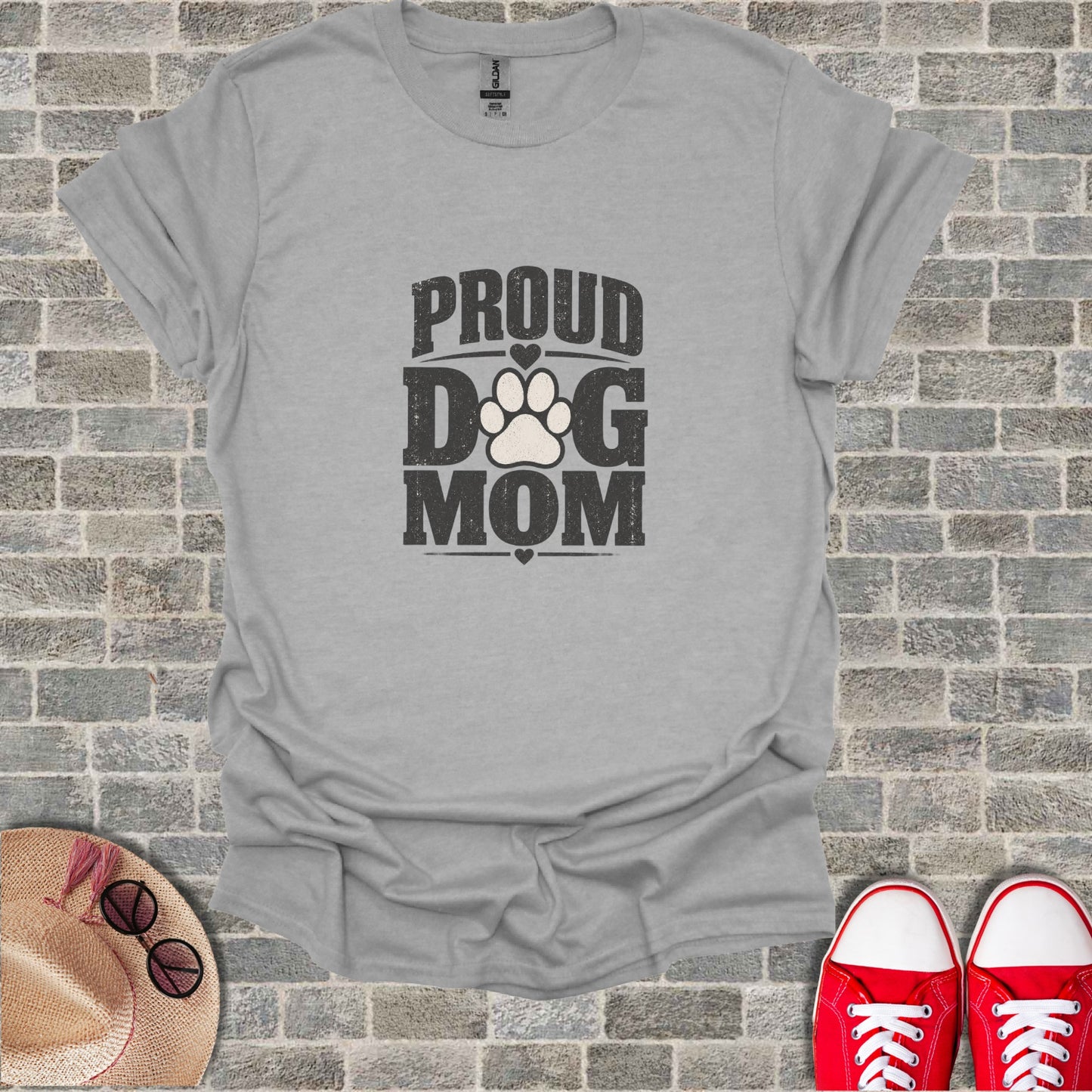 Gray t-shirt with "Proud Dog Mom" text and paw print.