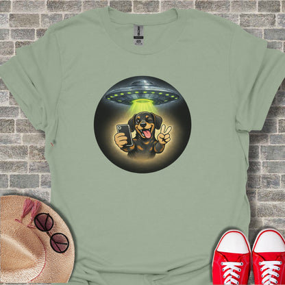 UFO Dog Taking Selfie Smiling Peace Sign T-Shirt