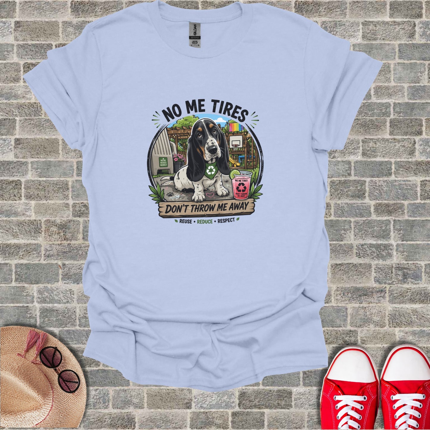 Basset hound wearing "No Me Tires" shirt with recycling symbols.