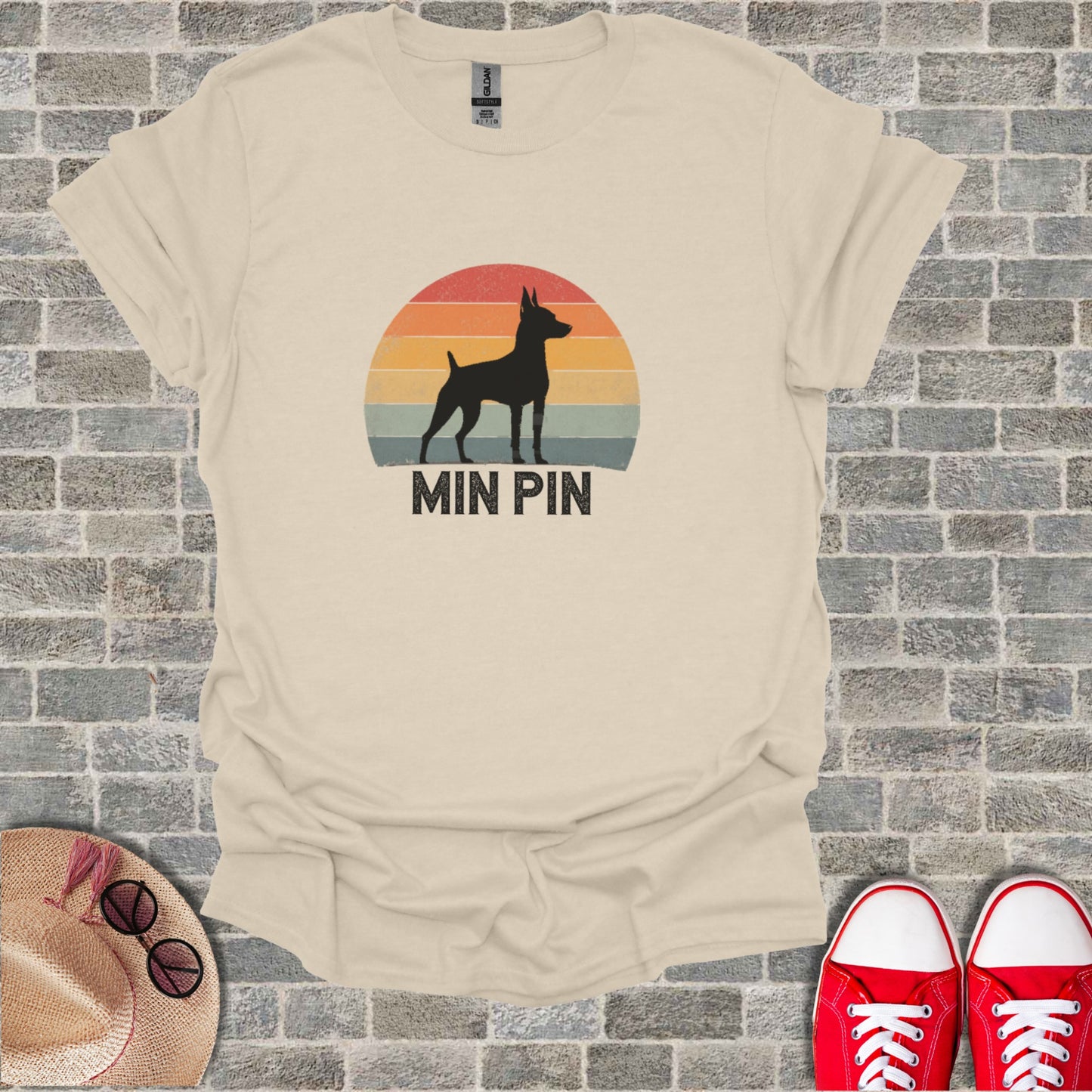 T-shirt with a vintage sunset graphic and the text "MIN PIN".