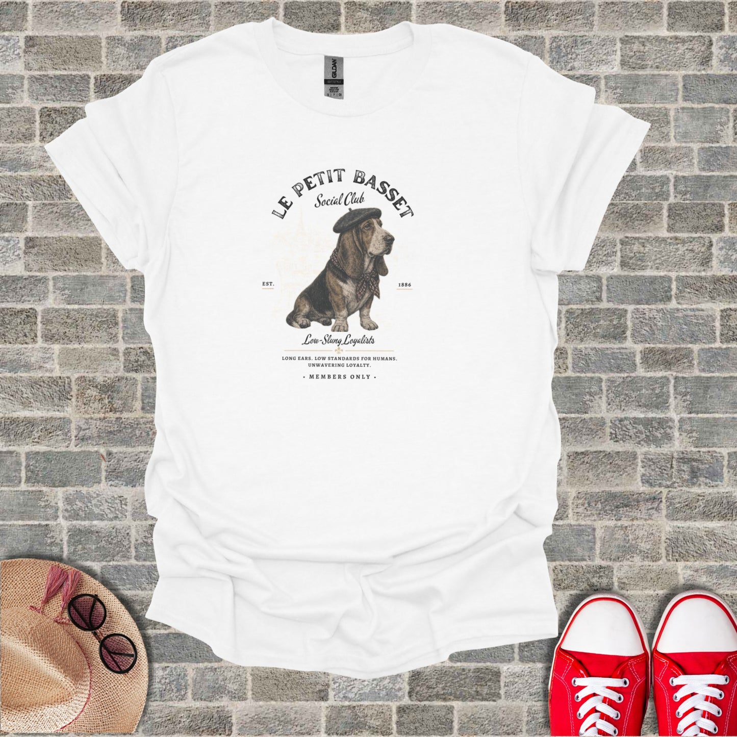 White t-shirt with "Le Petit Basset Social Club" and a dog graphic.