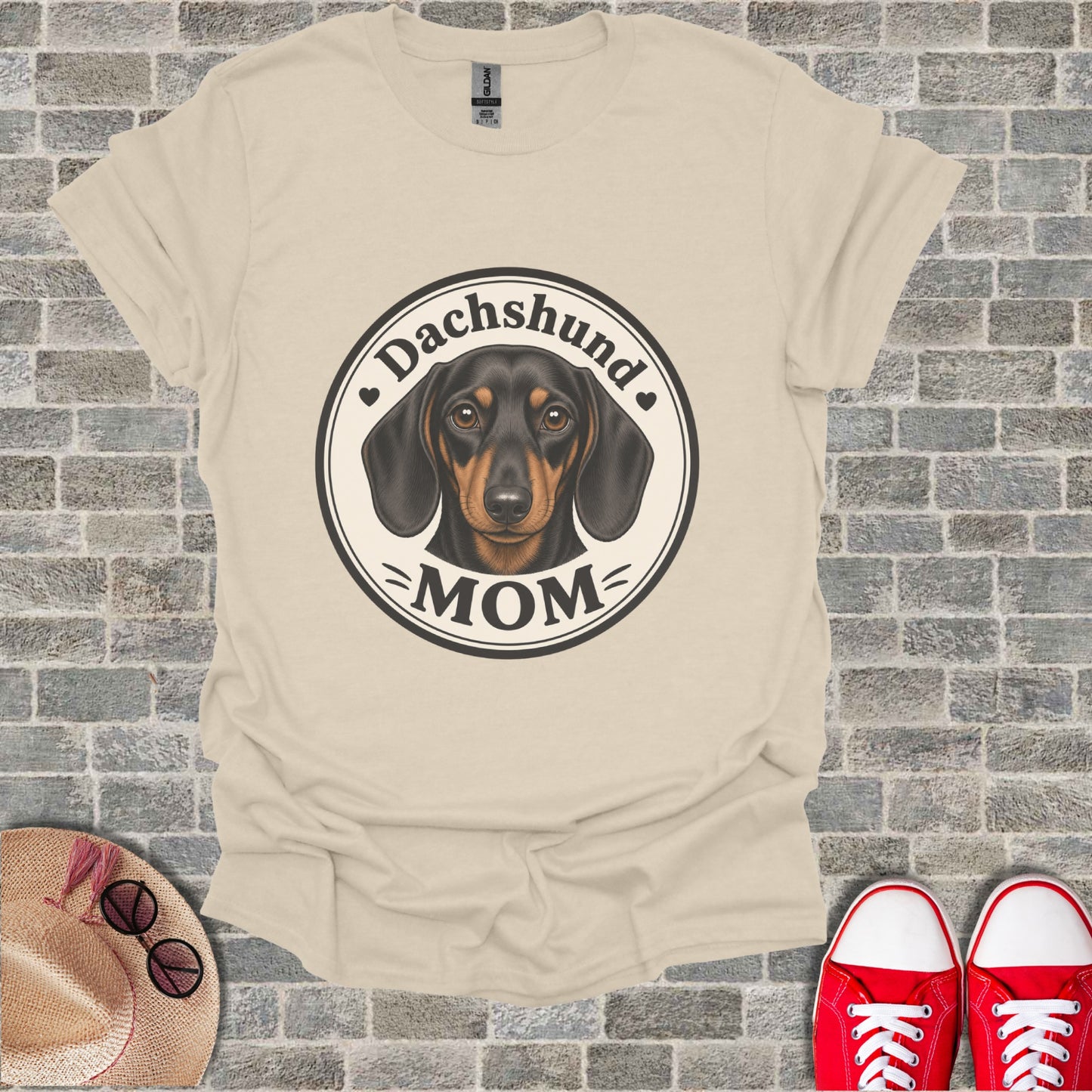 Cream t-shirt with a black and tan Dachshund and "Dachshund MOM" text.