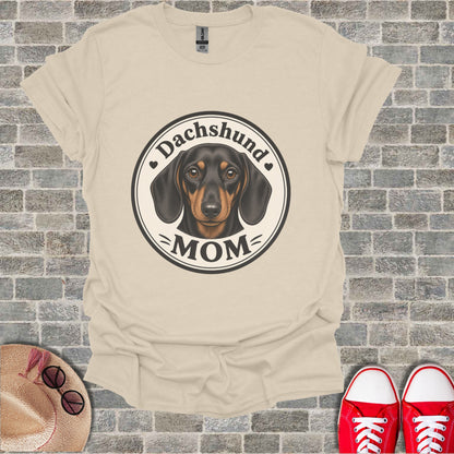 Cream t-shirt with a black and tan Dachshund and "Dachshund MOM" text.