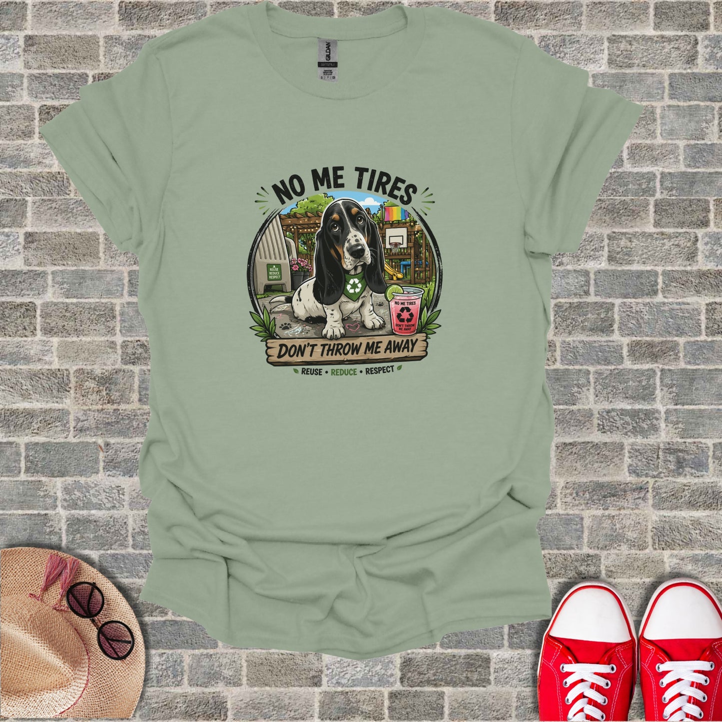 Basset hound with "No Me Tires" text and recycling symbols.