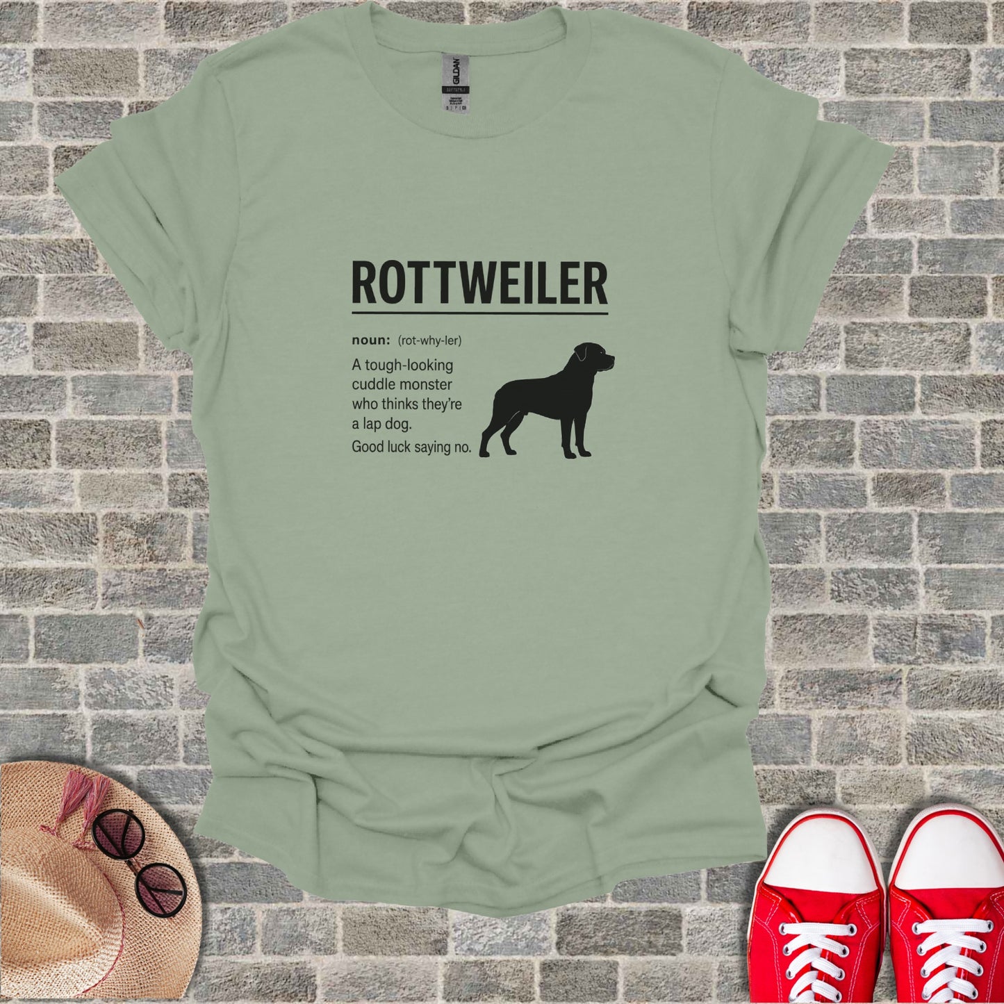 T-shirt with "ROTTWEILER" text and dog silhouette, defining it as a cuddle monster.