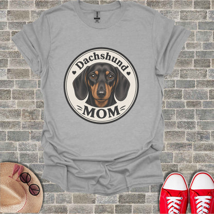 Grey t-shirt with a graphic of a dachshund's face and the text "Dachshund MOM".